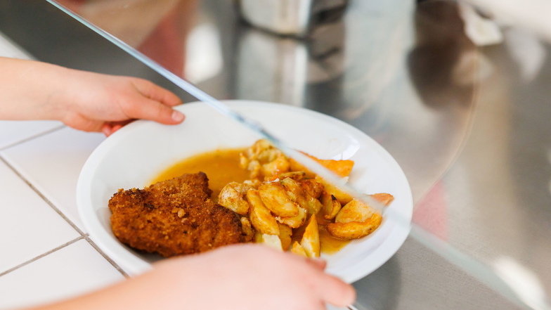 Für das Mittagessen in Schulen und Kitas müssen Dresden Familien zum Teil deutlich mehr bezahlen als noch im vergangenen Jahr.