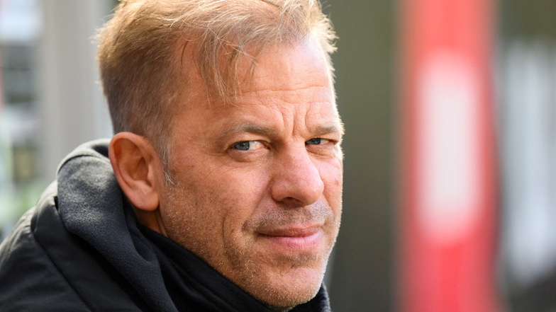 Trotz seiner Gelbsperre und dem Innenraumverbot werden am Samstag beim Spitzenspiel gegen Waldhof Mannheim die Blicke auf Dynamos Cheftrainer Markus Anfang gerichtet sein.