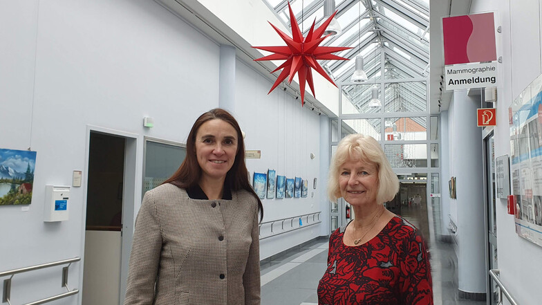 Geschäftsführerin Ines Hofmann (links) und Beate Freudenberg in der Magistrale des Klinikums. Im Hintergrund der 17. Stern.