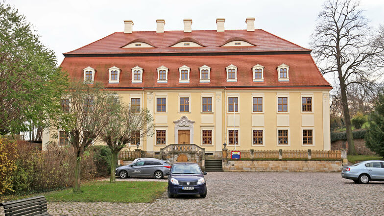 Der Sitz der Gemeindeverwaltung Stauchitz im Herrenhaus in Staucha. Ein Prozess vor dem Arbeitsgericht lässt Einblicke zu, was dort vorging.