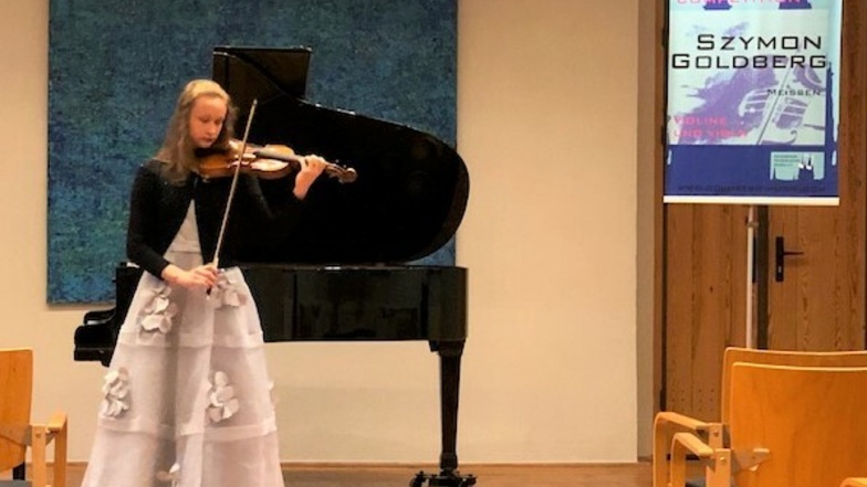 Marie Veronica Helling an der Violine beim "Szymon Goldberg" Wettbewerb 2019. 