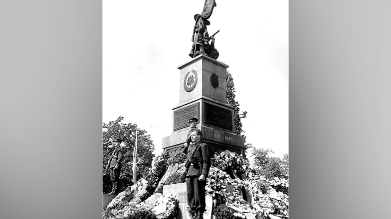 Das Denkmal für die Gefallenen der Roten Armee steht am Olbrichtplatz in Dresden.