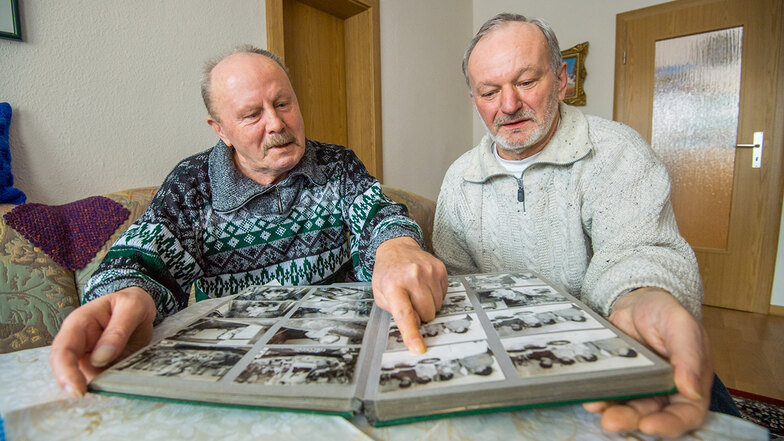 Das waren noch Zeiten! Reiner Markert aus Schneeberg zeigt seinem Nachbarschaftshelfer Andreas Klaus alte Familienfotos.
