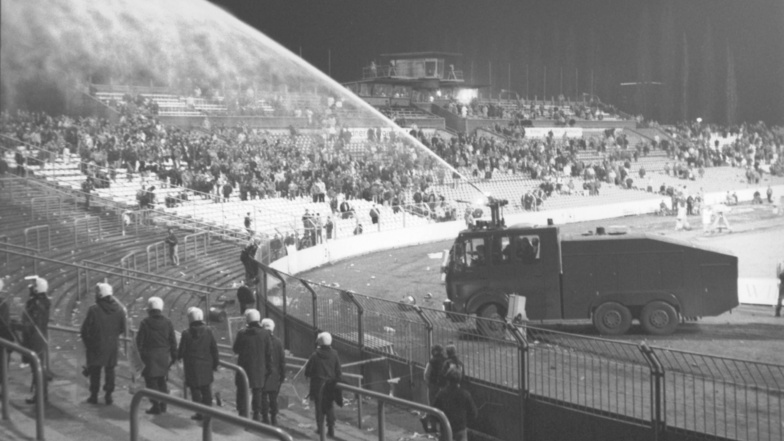 Es ist das unrühmliche Ende von Dynamos letztem Spiel im Europapokal: Wasserwerfer werden gegen die Hooligans eingesetzt, Fußball wird nicht mehr gespielt.