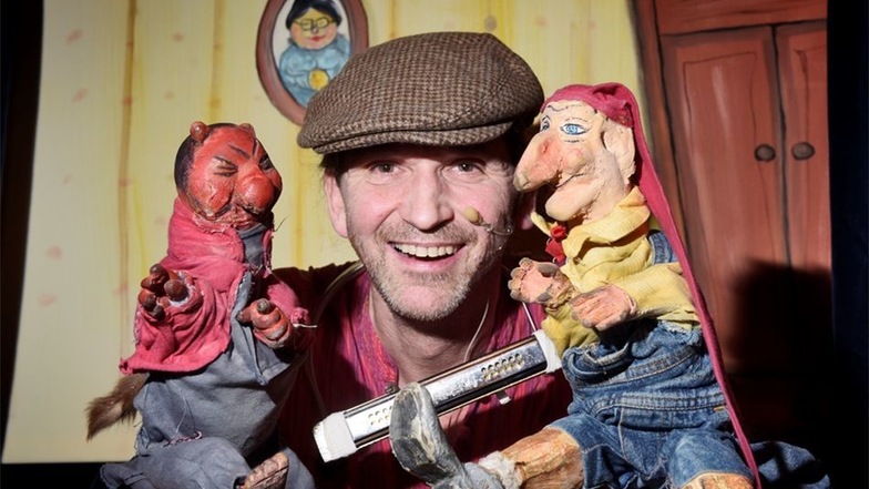 Puppenspieler Jörg Schmidt lässt den Teufel und den Kasper auf der Bühne zum Leben erwachen.