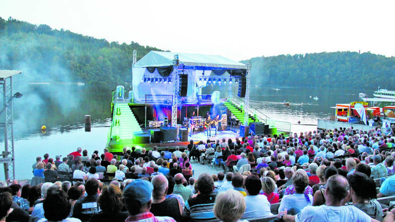 Die meistgebuchte Dire Straits-Tributeband „Dire Strats“ spielt im August wieder auf der Seebühne in Kriebstein und wird das Publikum begeistern.