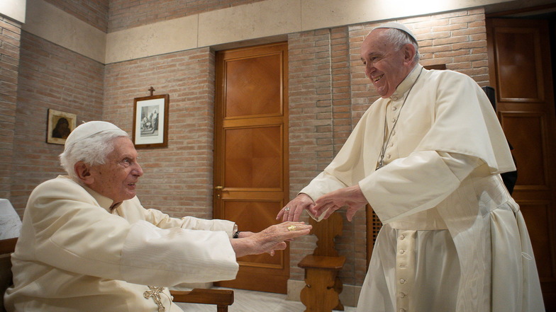 28.11.2020: Papst Franziskus (r) gibt nach dem Konsortium dem emeritierten Papst Benedikt XVI. bei einem Besuch mit den ernannten Kardinälen die Hand.