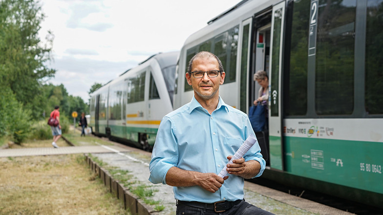 Von der Station Schirgiswalde/Kirschau aus fahren Züge nach Dresden und Zittau. Jetzt starten Bauarbeiten, bei denen auch ein neuer Zugang zum Bahnsteig entsteht. Bürgermeister Sven Gabriel freut sich auf bessere Bedingungen für Zugfahrer.