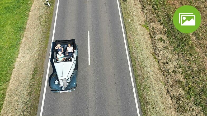 Ein Wanderer W40 Cabrio fährt am Sonntag bei bestem Wetter um Zwickau.