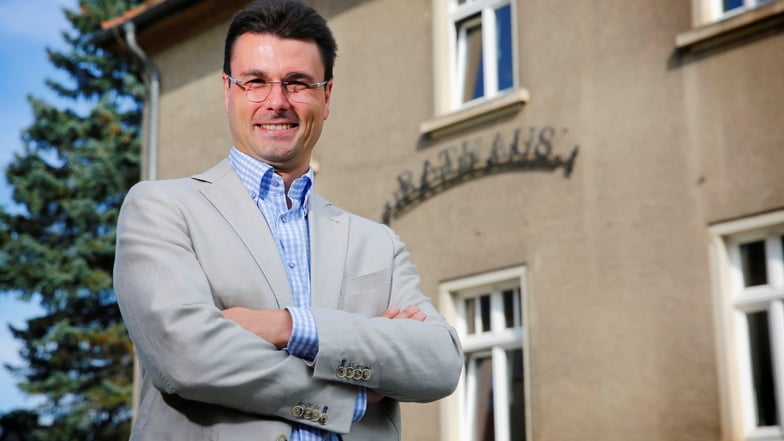 Nach nur einem Jahr im Amt sollte er gehen, nun bleibt Daniel Hartig doch Hauptamtsleiter in der Stadtverwaltung Pulsnitz.