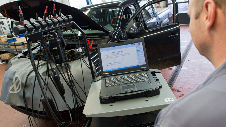 Ein Kfz-Meister lädt in einer Werkstatt in Hannover im Rahmen einer Rückrufaktion ein Software-Update auf einen Volkswagen Amarok (Symbolfoto).