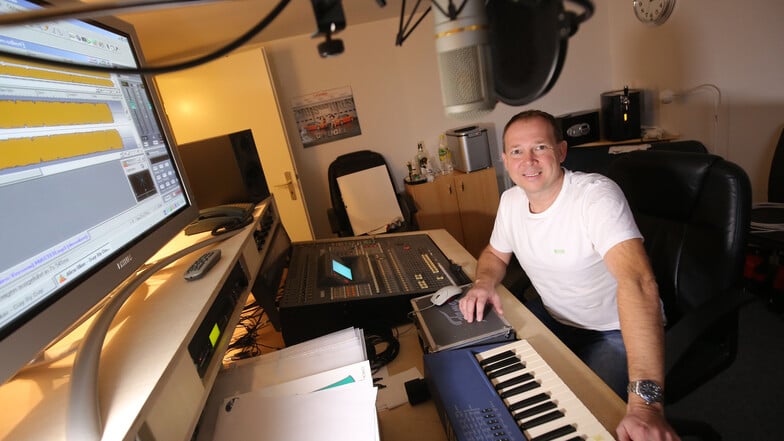Musikproduzent Alexander Bormann, besser bekannt als Alex Blue, an seinem Lieblingsplatz. Im Keller seines Hauses in Radeberg entstehen die meisten Songs.