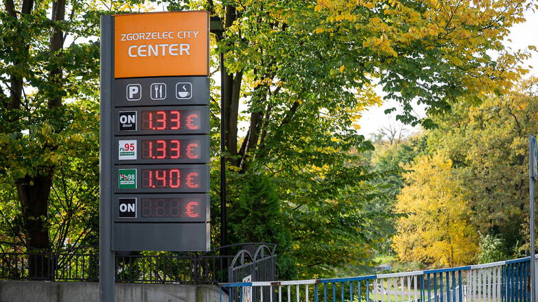 Benzinpreise an der Tankstelle, Zgorzelec City Center. Hier ist Tanken relativ günstig.