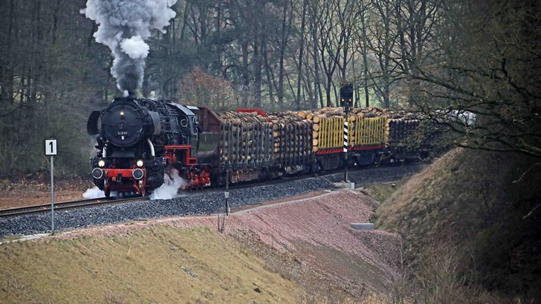 Die Löbauer Dampflok 52 bei einer Lastprobefahrt im Februar bei Oberrohn.