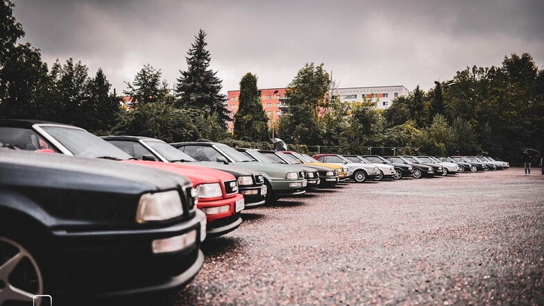 Schaustehen in Pirna: Teilnehmer präsentieren ihre Audi Cabrios bei einem früheren Treffen.
