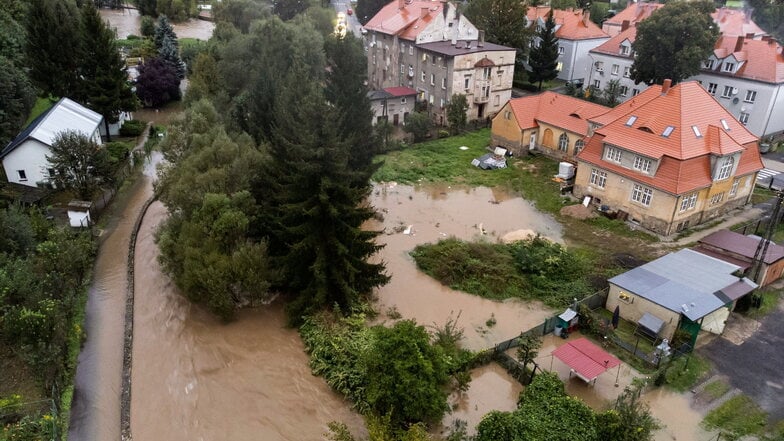 Polen, Swierzawa: Ein mit einer Drohne aufgenommenes Luftbild zeigt den hohen Wasserstand des Flusses Kaczawa (Katzbach) nach starken Regenfällen. In Polen laufen die Schutzmaßnahmen vor weiteren Überschwemmungen auf Hochtouren.