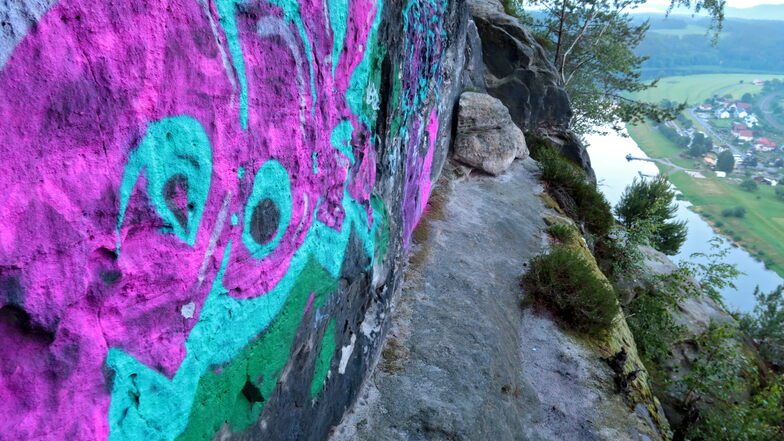 Nicht zu übersehen: Unbekannte haben die Felsformation über der Elbe bei Rathen mit Graffiti verschandelt.