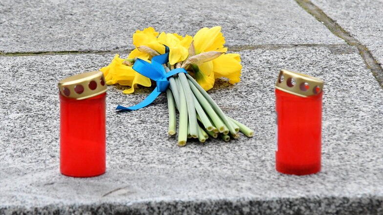 Blumen und Kerzen für das ukrainische Volk