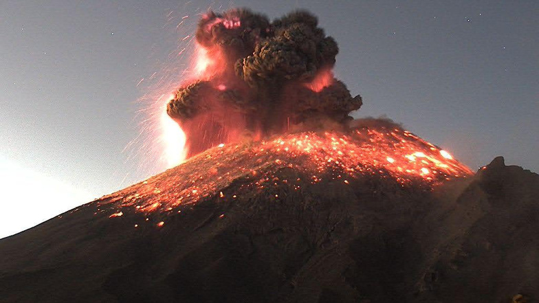 Der Vulkan ist um 6:31 lokale Uhrzeit ausgebrochen. Die Aschewolke war reichte drei Kilometer in den Himmel.