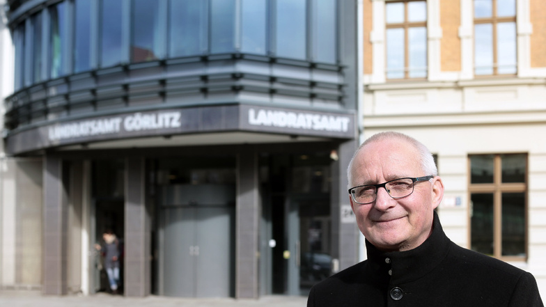 Thomas Pilz steht noch einmal vorm Görlitzer Landratsamt. Hier befindet sich das Kulturraum-Sekretariat. Und hier tagt häufig der Kulturkonvent, den Thomas Pilz reichlich 25 Jahre lang mitberaten hat.
