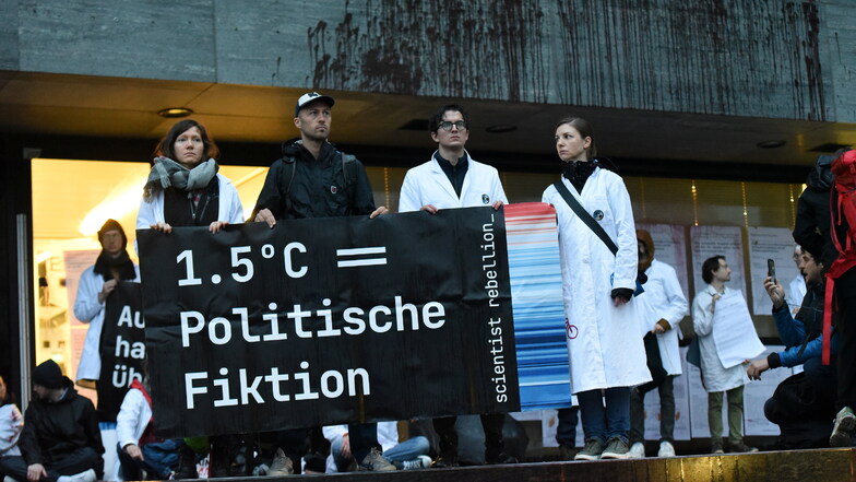 Klimaaktivisten der Gruppe Scientist Rebellion haben am Dienstagmorgen den Eingangsbereich des Bundesverkehrsministeriums blockiert.