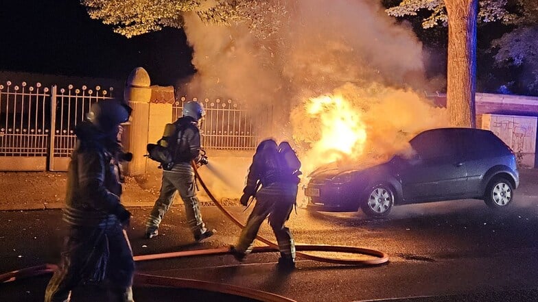 Einsatzkräfte der Feuerwehr brachten den Brand in Strehlen schnell unter Kontrolle.