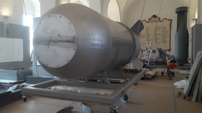 Die Wasserstoffbombe ist im Zeughaus angekommen. Im Hintergrund (rechts) hängt eine hitlerdeutsche Großladungsbombe SB 2500.