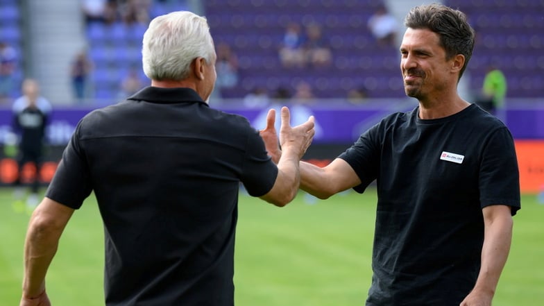 Die Trainer grüßen sich: Dynamos Thomas Stamm und Aues Coach Pavel Dotchev beim Handschlag.