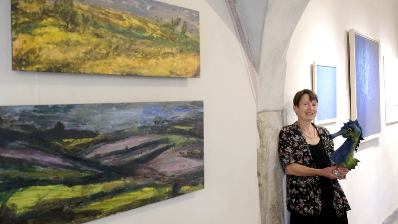 Der aktuellen Ausstellung in der Produzentengalerie des Jahnaischen Hofes will Sylvia Fenk weitere Werke hinzufügen, die im Sommeratelier entstehen.