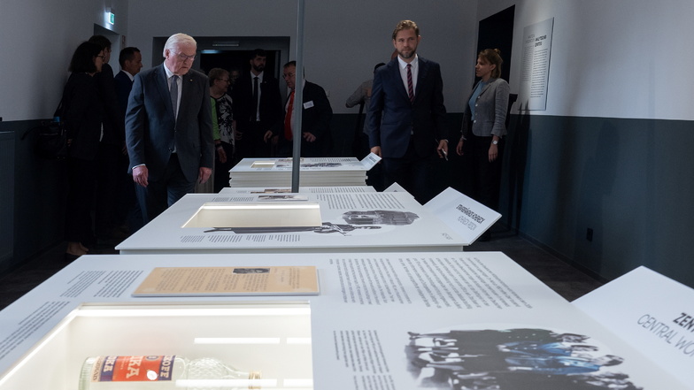 Frank-Walter Steinmeier in der neu entstandenen Dauerausstellung der Gedenkstätte Hoheneck. Anhand vieler historischer Zeugnisse zeichnet diese die Geschichte des DDR-Frauenzuchthauses nach.