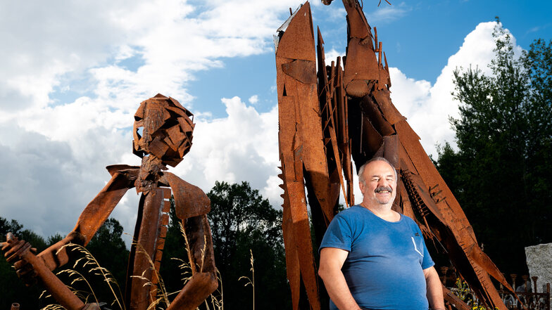 Hubert Lange ist Mitglied im Nebelschützer Verein Steinleicht. Jedes Jahr organisiert er mit anderen die Bildhauerwerkstatt, Den SZ-Reporterinnen  hat er erzählt, wofür sein Herz aber noch viel mehr schlägt.