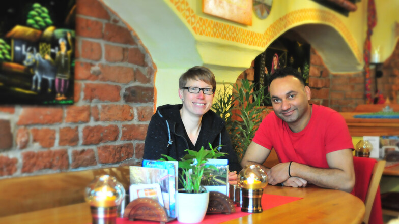 Maria und Nishan Multani in der Fuchshöhl Meißen. Momentan muss das Meißner Kultrestaurant zwar geschlossen bleiben. Doch es liefert und bereitet Speisen zum Abholen zu.