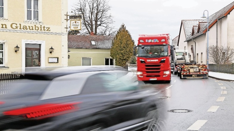 Momentan begegnet sich der Auto- und Lkw-Verkehr noch mitten in Glaubitz. Das soll sich durch eine Ortsumfahrung ändern.