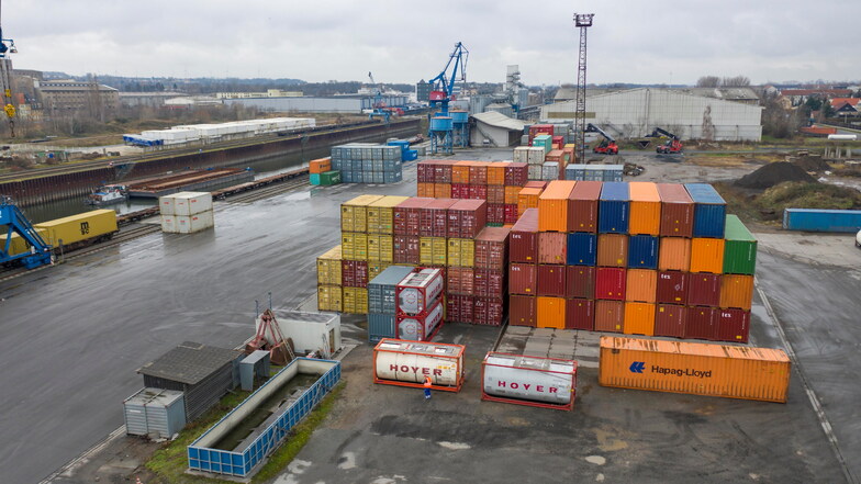 Blick auf den Hafen in Riesa. Im vergangenen Jahr sind die Umschlagszahlen deutlich eingebrochen. Schuld ist laut Betreiber in erster Linie der Lockdown im April.