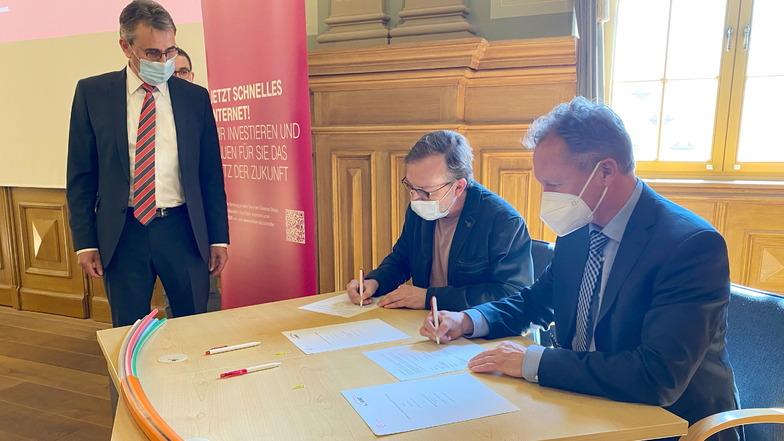 Vertreter der Telekom und Löbaus stellvertretender Oberbürgermeister Ingo Seiler (zweiter von rechts) unterzeichneten am Montag einen Vertrag zum Ausbau des Glasfaser-Internets.