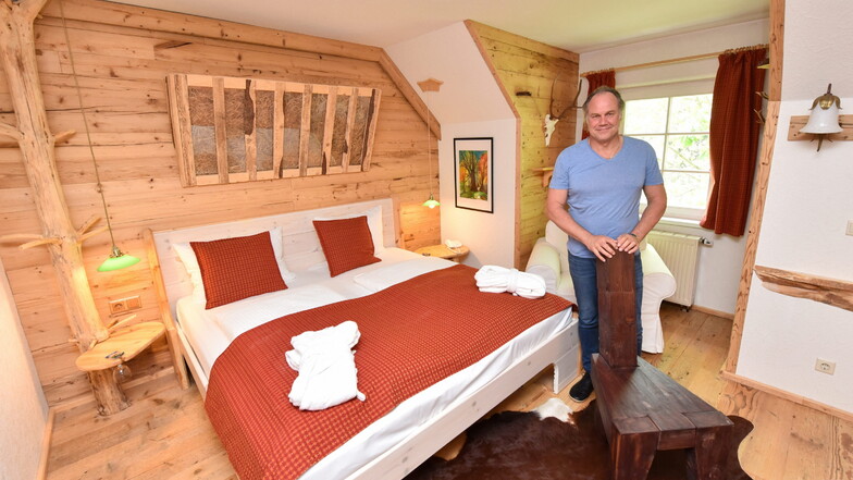 Gerrit Curcio, Chef des Landhotels Altes Zollhaus, in einem der neu eingerichteten Zimmer.