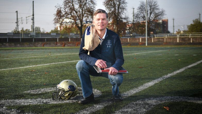 Laptop und Smartphone sind derzeit Ulrich Däubers wichtigste Arbeitsmittel. In der Saison bevorzugt der Monarchs-Coach footballtypische Accessoires.