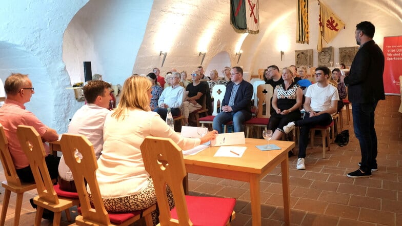 24 stimmberechtigte Mitglieder waren zur ersten Mitgliederversammlung des Stadtjubiläumsvereins im Wendelsteinkeller erschienen.