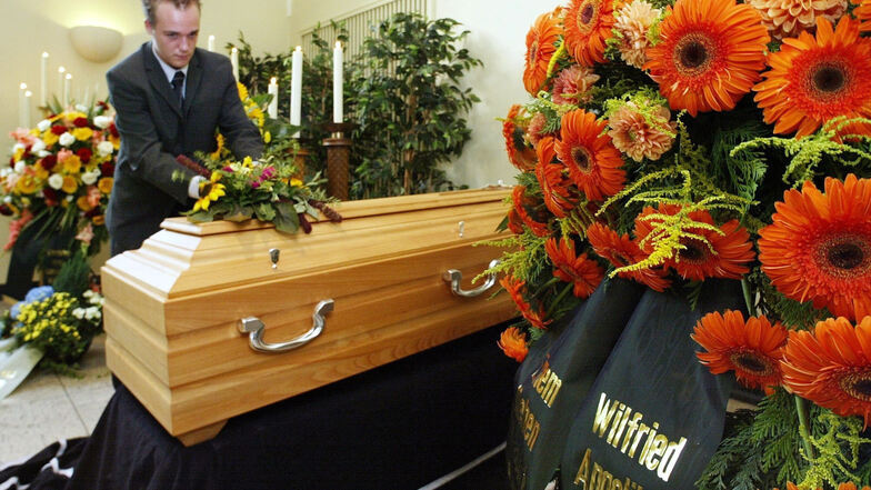 Blumen und ein letzter Gruß an einen verstorbenen Mitarbeiter sind für viele Firmenchefs selbstverständlich. Doch mit der Trauer gehen Firmen unterschiedlich um.
