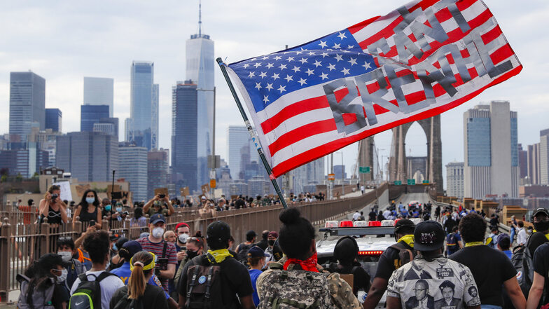 Abstand halten? Demonstranten marschieren in New York nach einer Gedenkfeier für George Floyd über die Brooklyn Bridge.