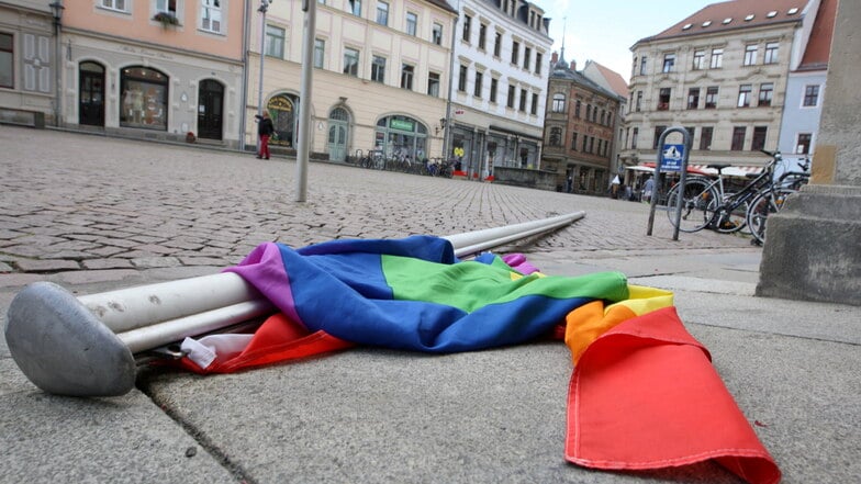 Regenbogenfahne 2020 vor dem Pirnaer Rathaus, von Unbekannten hingeworfen. Diesmal nahmen die Täter zwei Fahnen mit.