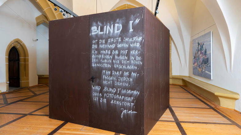 Anfassen erlaubt, ansehen verboten: Rainer Jacob schuf in dem Kubus "Blind I" eine Skulptur, die zerstört wird, wenn man sie sieht.