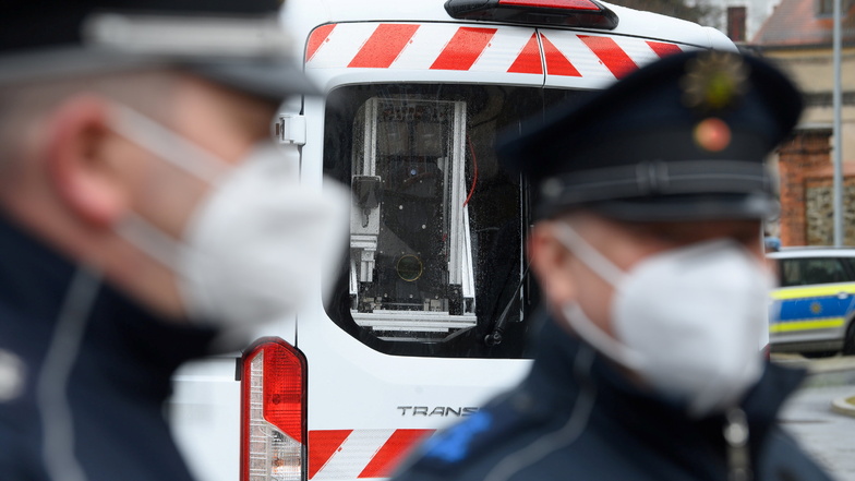 Vorstellung in Görlitz: Polizisten stehen vor einem Lieferwagen der Soko Argus, der mit einer Kamera-Laser-Einheit ausgestattet ist. Damit kann auch Autodieben auf die Spur gekommen werden.