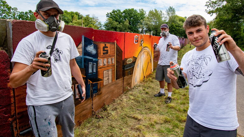 Christoph Krämer (von links), Tom Händler und Lukas Spreer haben ein Graffiti-Event vorbereitet. Die Mauer an der Fichtestraße soll durch verschiedene Künstler gestaltet werden.