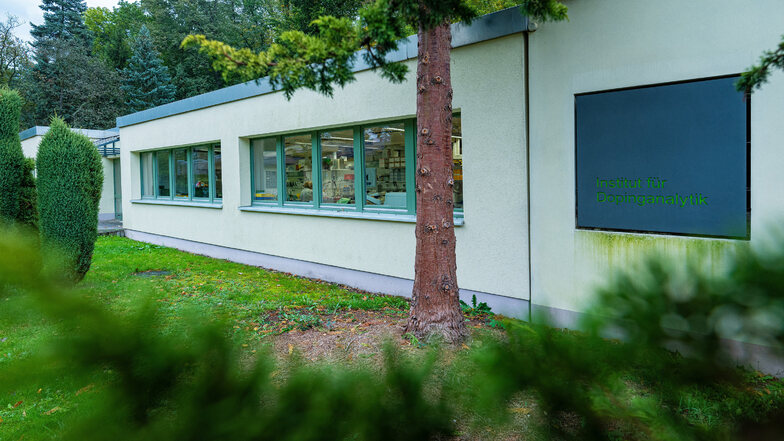 In einem unscheinbaren Flachbau am Ortseingang von Kreischa ist das vom Internationalen Olympischen Komitee anerkannte Institut untergebracht. Das zweite deutsche Labor steht in Köln. 