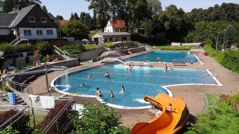 Badespaß im Stadtbad Hohnstein. Hier kann das 30. Jubiläum gefeiert werden.