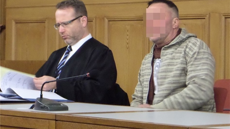 Der Angeklagte gemeinsam mit seinem Rechtsanwalt Kai Rosenstengel im Görlitzer Landgericht.