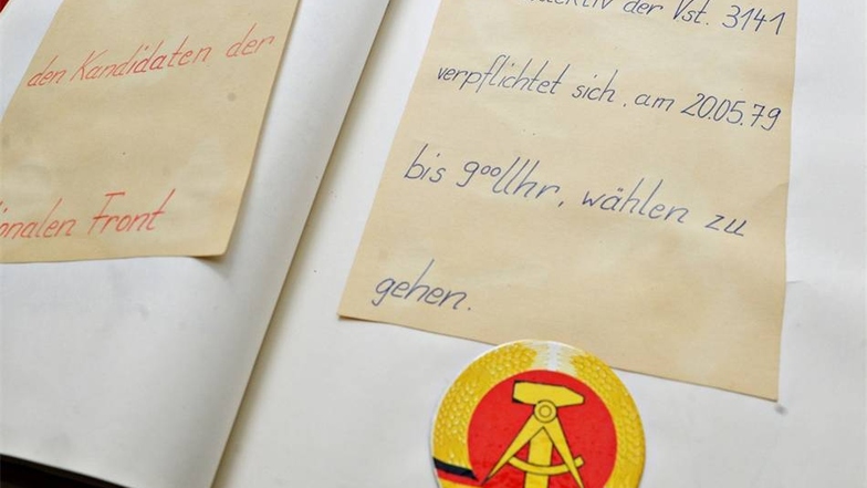 Wahlen in der DDR Arbeitskollektive verpflichteten sich, bei den Wahlen ihre Stimme den Kandidaten der Nationalen Front zu geben. Mit Terminfestsetzung. Hier ein Auszug aus dem Brigadebuch des HO-Textilhauses Wilthen.