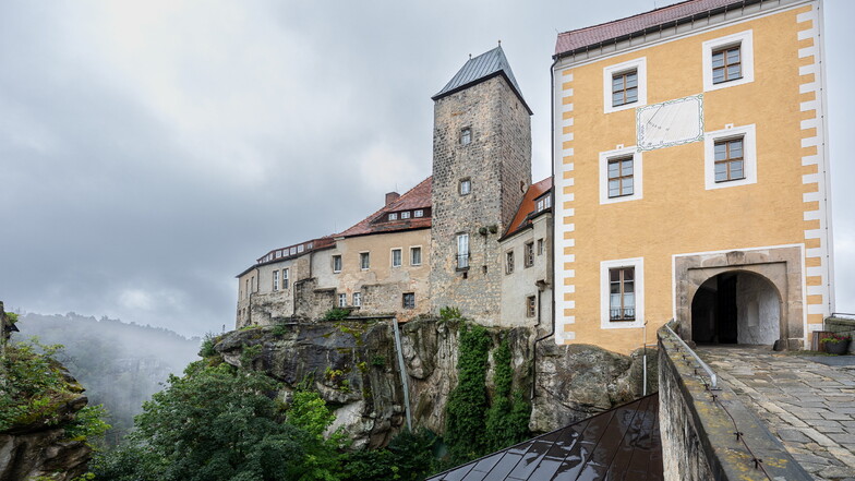 Die Burg Hohnstein ist das teure Wahrzeichen der kleinen Stadt in der Sächsischen Schweiz. Millionen sollen ins Gebäudeensemble fließen.
