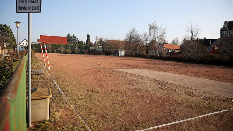 Der Sportplatz, an dem die Bäume standen, soll erneuert werden - dann kommen auch wieder neue Hochstämme auf das Grundstück, heißt es.